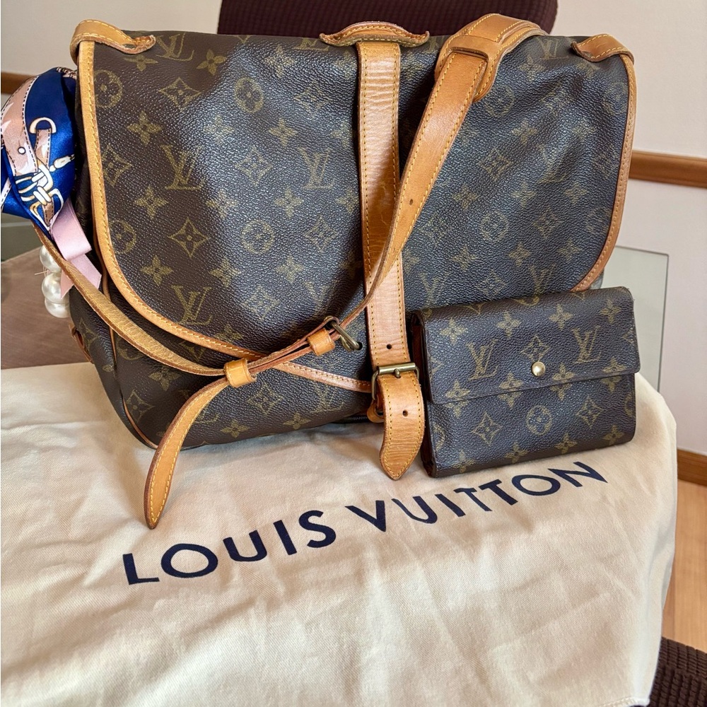 Louis Vuitton Logo Print Saumur 35
Crossbody Bag with matching LV Porte Wallet